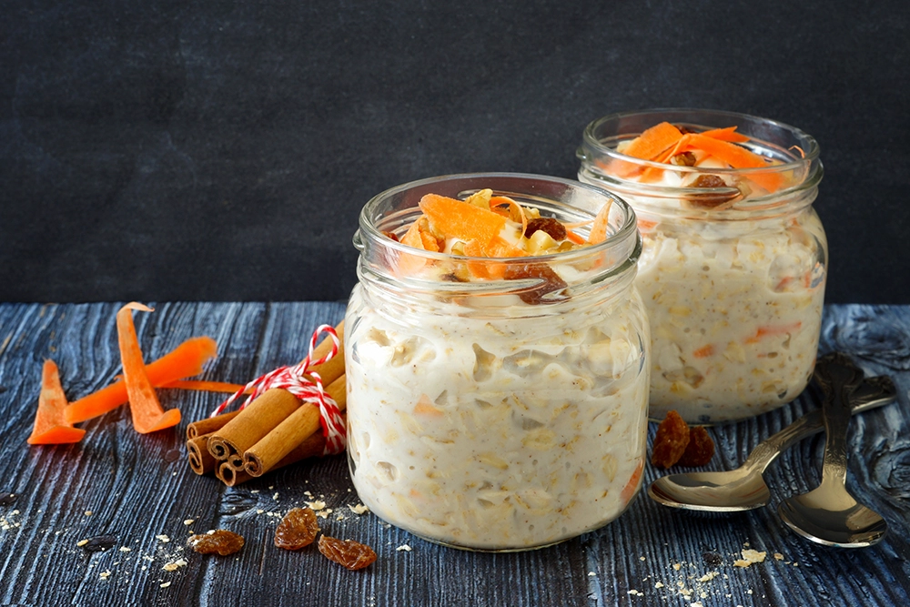 Carrot cake-inspired oats, spiced overnight oats, healthy carrot oats